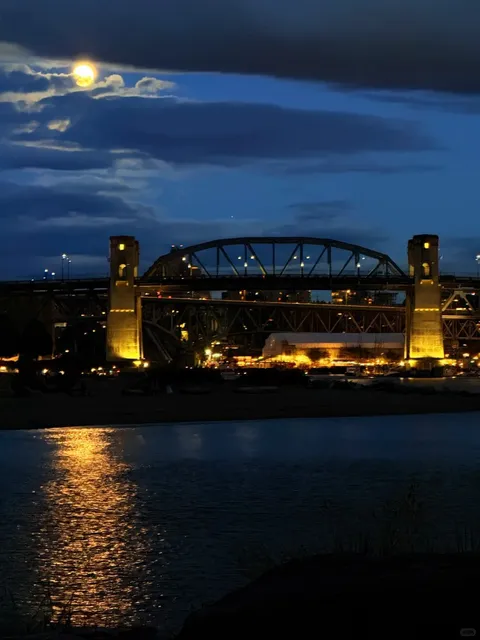 🌧️🌅 When Rain Meets Sunset: A Masterpiece Unfolds Over Vancouver（2）