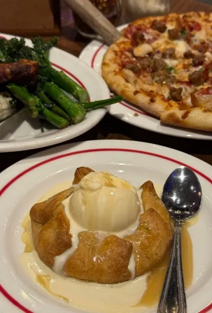 Twin Cities 400 – A Modern Warehouse-Style Hangout with Hearty Bites