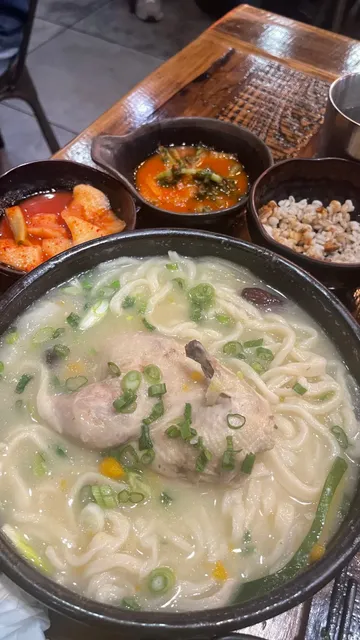 Ktown’s Heartwarming Chicken Noodle Soup 🐔 & Pork Wraps 🐷
