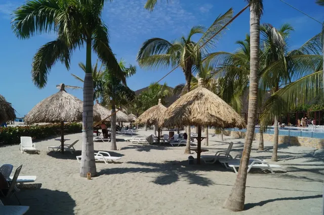 Santa Marta: Sun, Sand &... Takeout? 🌴🍱