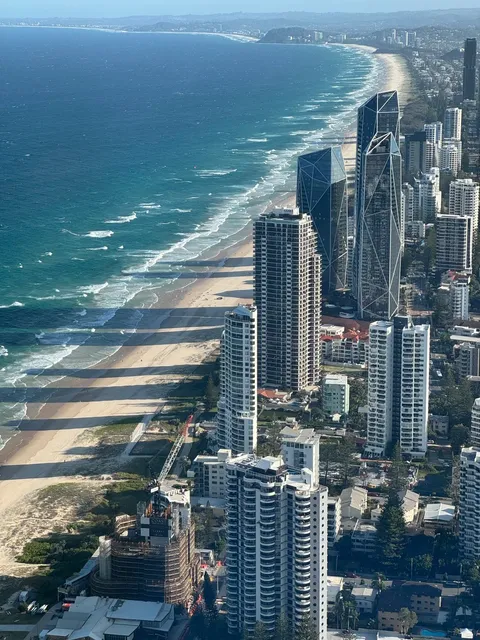 🇦🇺 Gold Coast Beach Review | Australia's Coastal Paradise 🌊🏖️