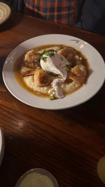 This Neighborhood Gem Shines from Brunch to Dinner! 🌟🍽️