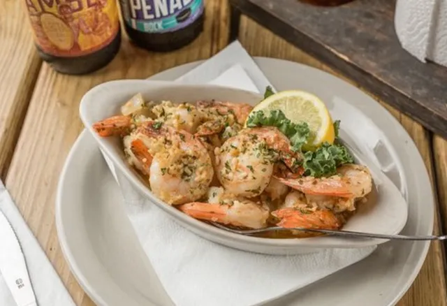  Crawdaddy’s Kitchen: Where Cajun Spice Meets Southern Comfort! 