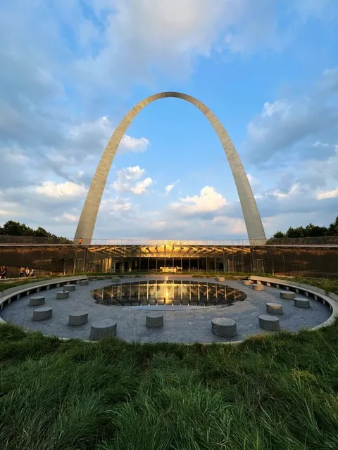 🌉🏛️ Gateway Arch: America’s Stainless Steel Tribute to Manifest Dest