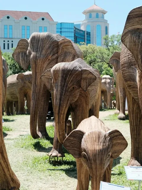 🐘🎨 Houston, I’m in LOVE with Your Art Vibes! 😭💘