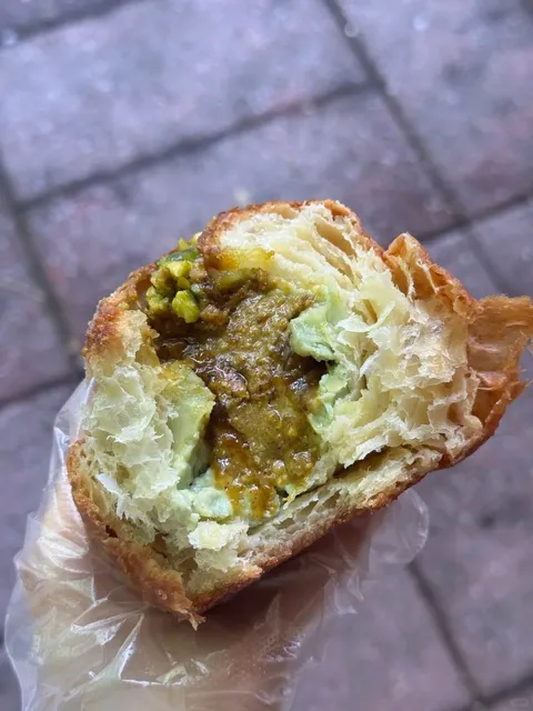 NYC Soho 🥐 Dominique Ansel’s Intense Pistachio Croissant 🍞