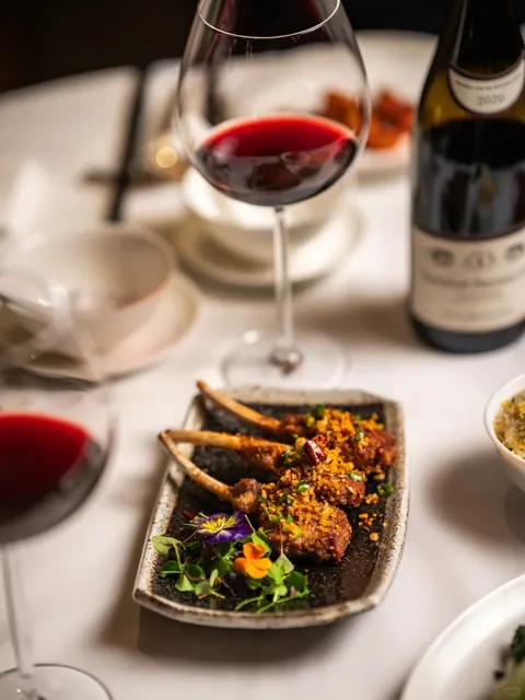 🇬🇧 6 Hamilton Place: Where Burgundy Meets Perfectly Seared Lamb! 🍷✨