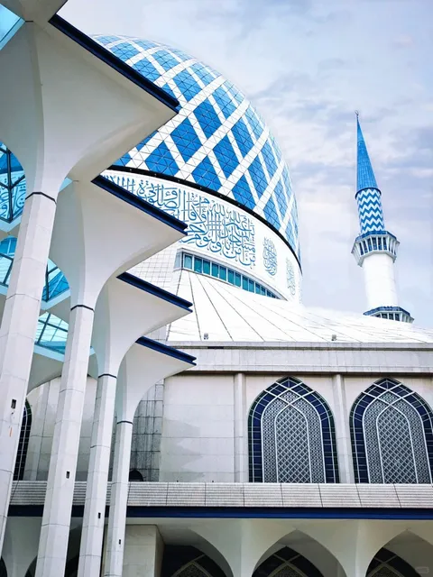 🕌💙 Malaysia’s Blue Mosque: A Photographer’s Paradise 💙🕌