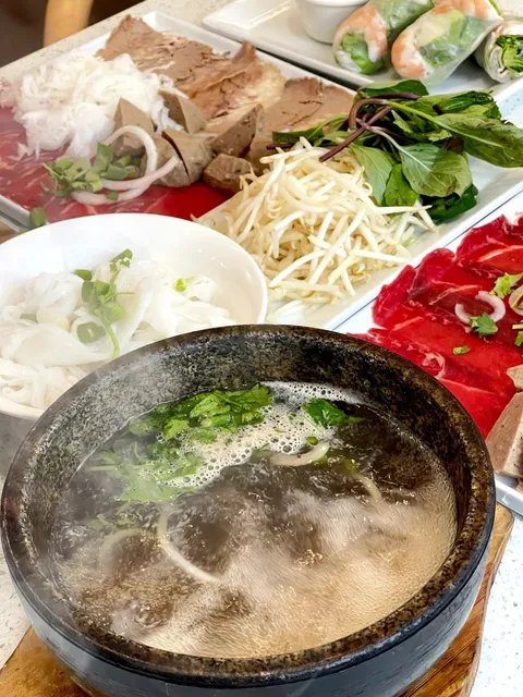 A Restaurant That Only Serves Sizzling Stone Pot Pho! ♨️