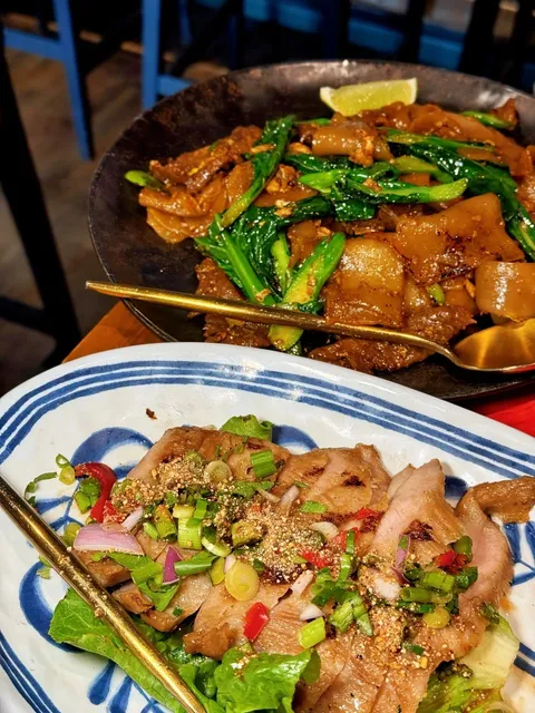 🇨🇦 Toronto | Must-Try Thai Food in Midtown 😭 That Pork Neck Tho… 🔥