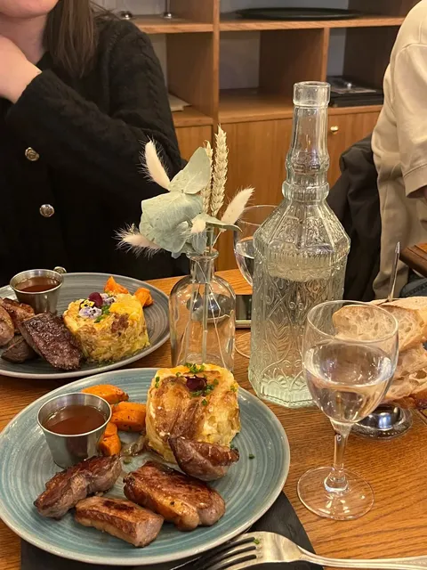 Decoding French Dining: Authentic vs. Internationalized Bistros! 🍷✨