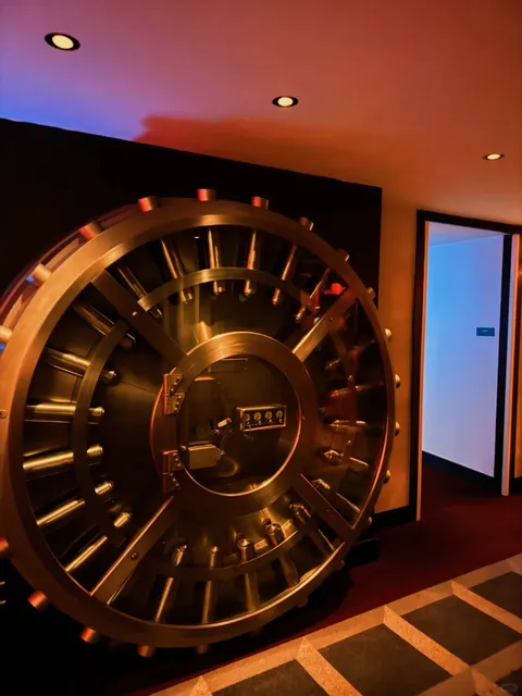 🇺🇸 First Stop in DC: A Bar in a Bank Vault 🏦