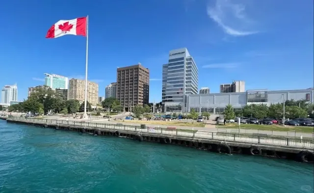 A Border Town Between US & Canada: Windsor