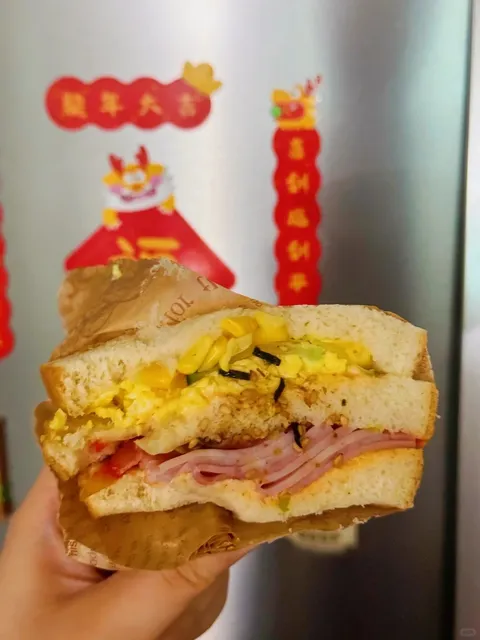 A Brunch Takeout That Made the Kid on the NYC Subway Stare 🥪👀