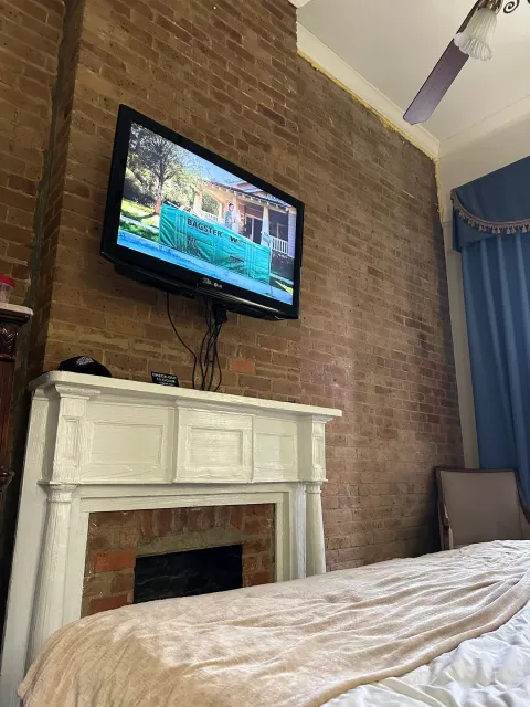 Cozy Historic Hotel, Perfect Location! 🏛️📍