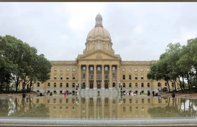 A Visit to the Alberta Legislative Building: Through Lao Zheng's Eyes 