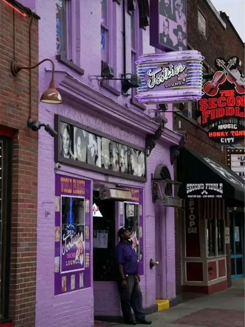 🎸 Nashville: Who Actually Visits & What’s There to Do? 