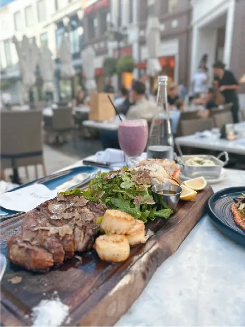 Beverly Hills Easy Check-in at 208 Rodeo 🛍️🍽️