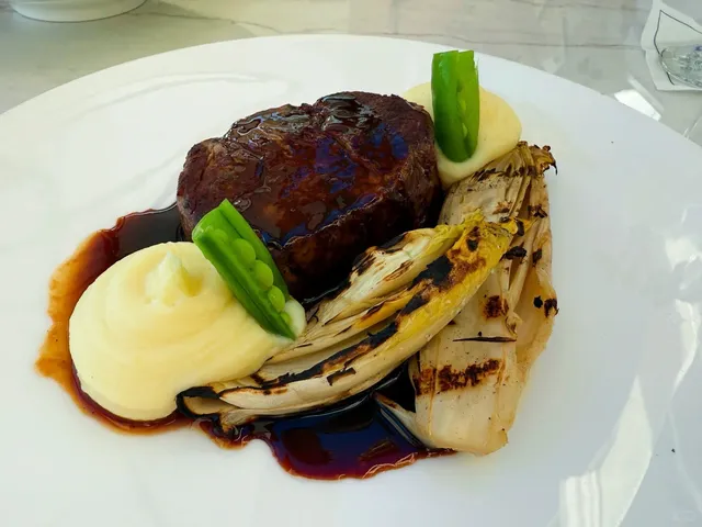 Splashes: Sunset Dining Over the Pacific 🌅🍽️