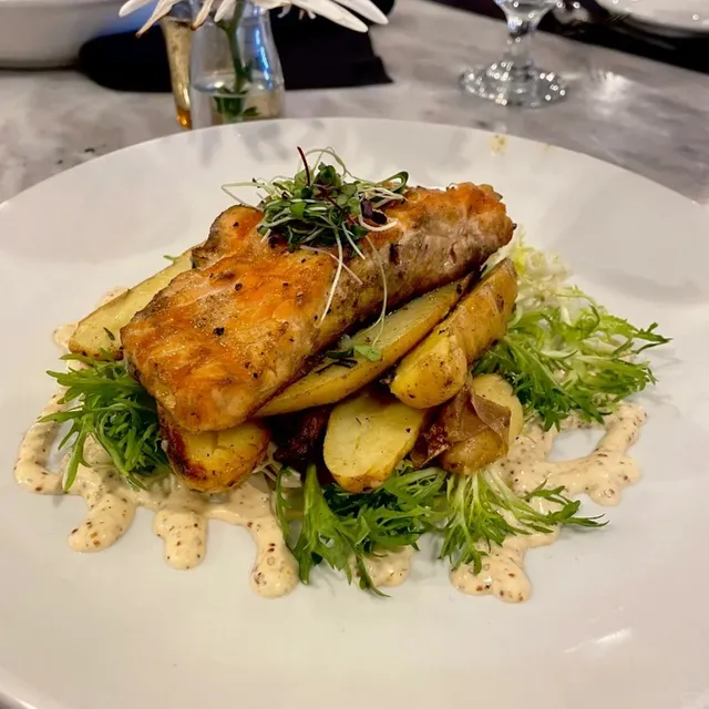 Vic’s River Grill  🌟