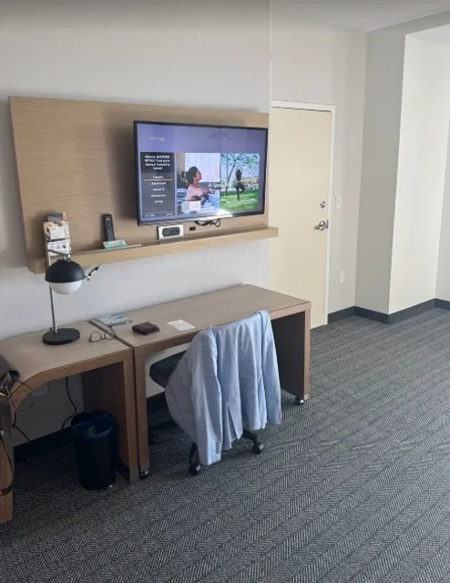 Courtyard by Marriott: A Comfortable Choice by the Canal