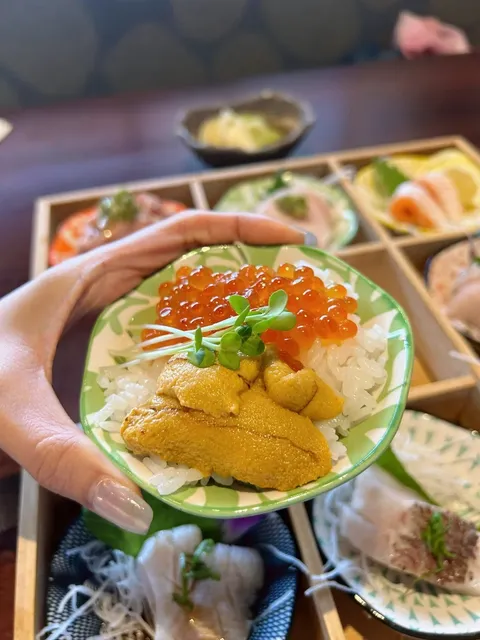 Who can resist a bite of sea urchin?! 🦑