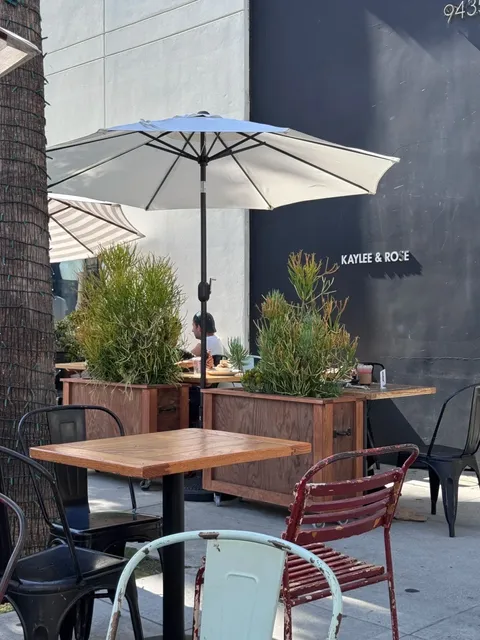 Beverly Hills | Sunny, Relaxing Outdoor Brunch ☀️ Open Until 5 PM!
