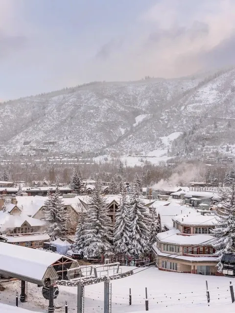 ⛷️ North America Skiing | Experience the "Old Money" Holiday in Aspen.
