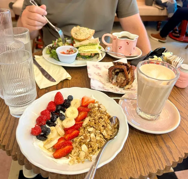 A Delicious Breakfast in Miami! 🍓☕