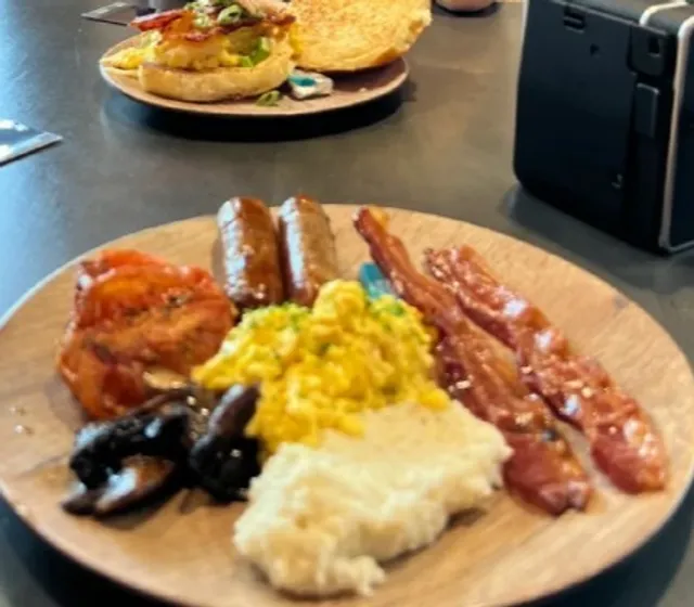 ☕️ Alexander's Bistro | A Park-Side Neighborhood Gem