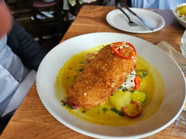 A Popular but Pricey Seafood Spot on the Waterfront 🦞🌊💸