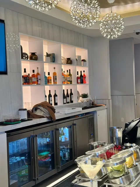  Even the Airport Lounge Has More Cocktails Than United’s Hubs!