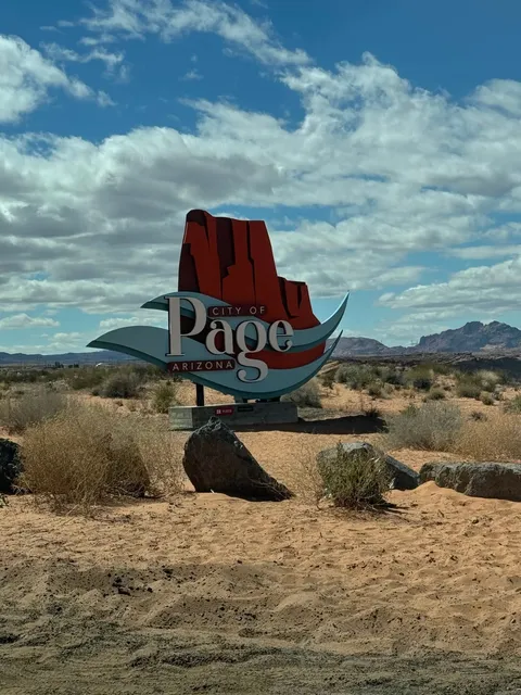 🌄🛶 Page, Arizona: Desert Gateway to Natural Wonders! 