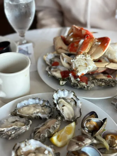 Portland’s Salty’s Seafood Buffet 🦞