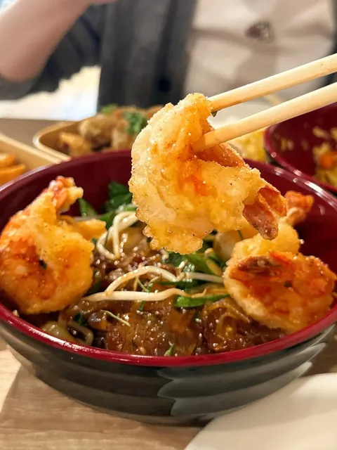 🇨🇦 Vancouver's Hidden Thai Gem: Crab Curry Loaded with Roe! 🦀🍛