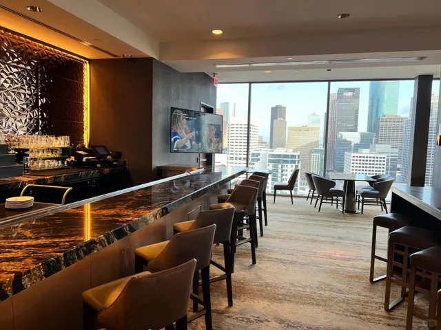 💖 Houston Hilton Top-Floor Lounge: Enjoy the View & Breakfast 🏙️