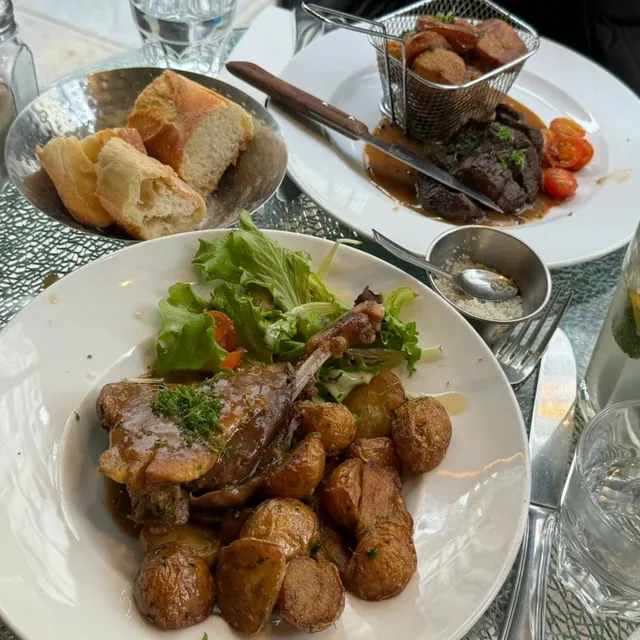 Great Value Paris Trendy Restaurant