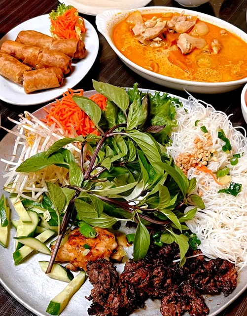 Toronto | A Hidden Gem Vietnamese Spot We Stumbled Upon! 🔥