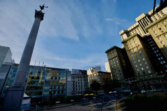 🛍️ Shopping & Dining near Union Square! 🍽️