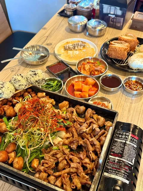  Love Grilled Intestine & Live Octopus? This Korean Spot Has It All! 