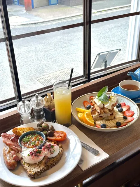 🇬🇧 Victoria House: The Quintessential British Brunch Spot! 🥓🍳