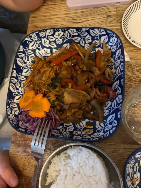 Noisy & Busy – But the Food Is Delicious! 🍜🔥