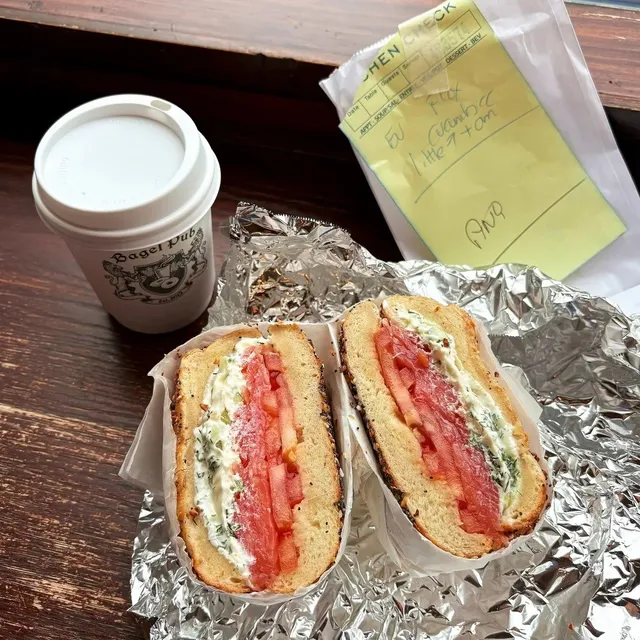 🇺🇸｜Eating Bagels with New Yorkers at a Brooklyn Street Corner