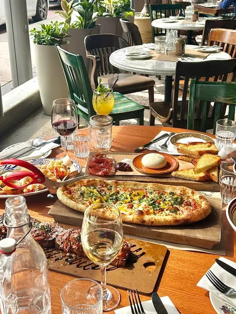 🇨🇦 Toronto's LA Vibe Spot: Scaddabush Italian Kitchen 🍝✨