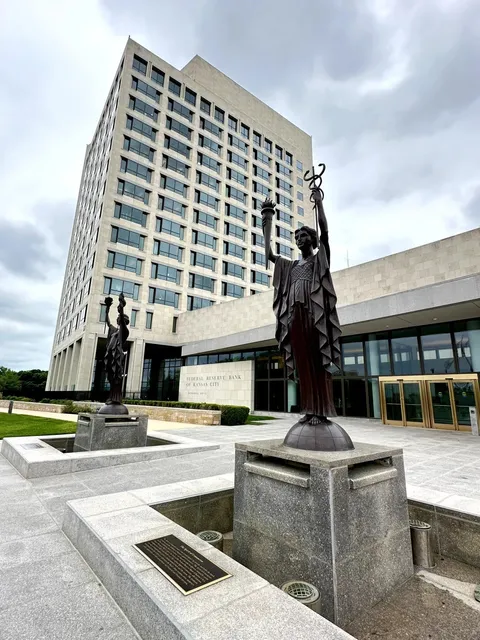 🇺🇸 Free Souvenir Alert! Tour the Federal Reserve Bank