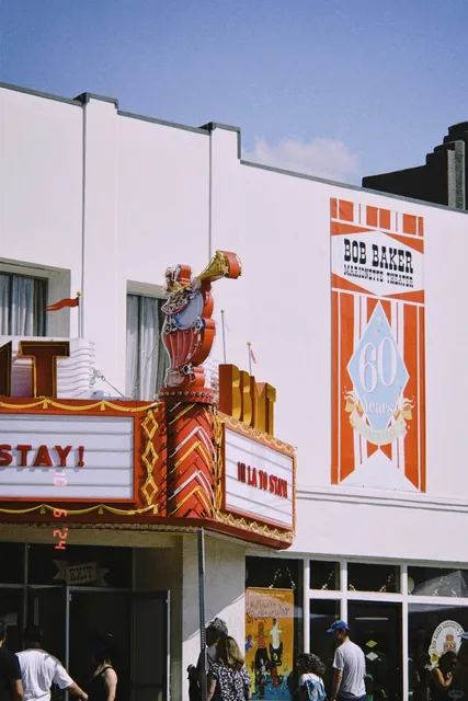 Los Angeles | This Theatre and Its Market Are Just Adorable ❤️