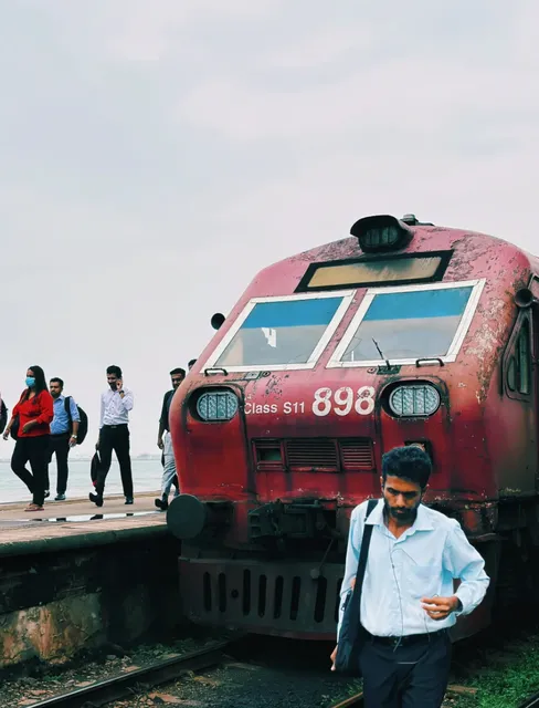 🇱🇰 Sri Lanka’s Coastal Train: This Guide Says It All  