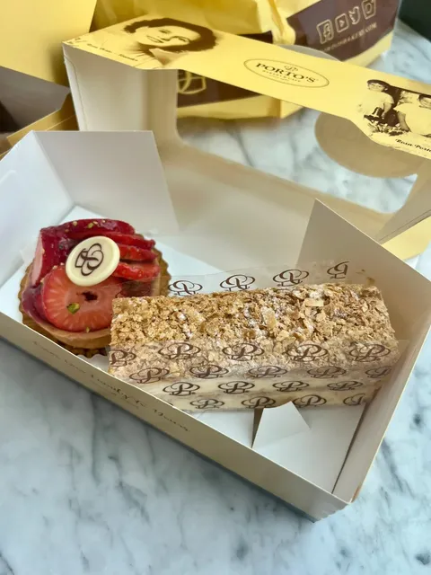 Dessert Bakery Shop  in LA :Porto's Bakery and Cafe