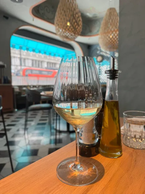 A Leisurely Lunch on The Strand 🍽️🌿✨