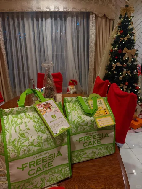 LA | Freesia Cake — So Delicious 😋 | Life in Los Angeles 🧡